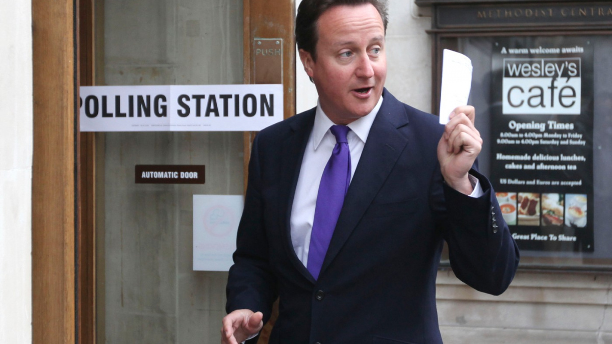 Imigranti v Británii zaplatí daleko víc na daních, než dostanou na dávkách