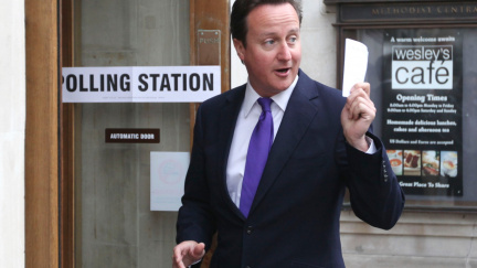 Imigranti v Británii zaplatí daleko víc na daních, než dostanou na dávkách