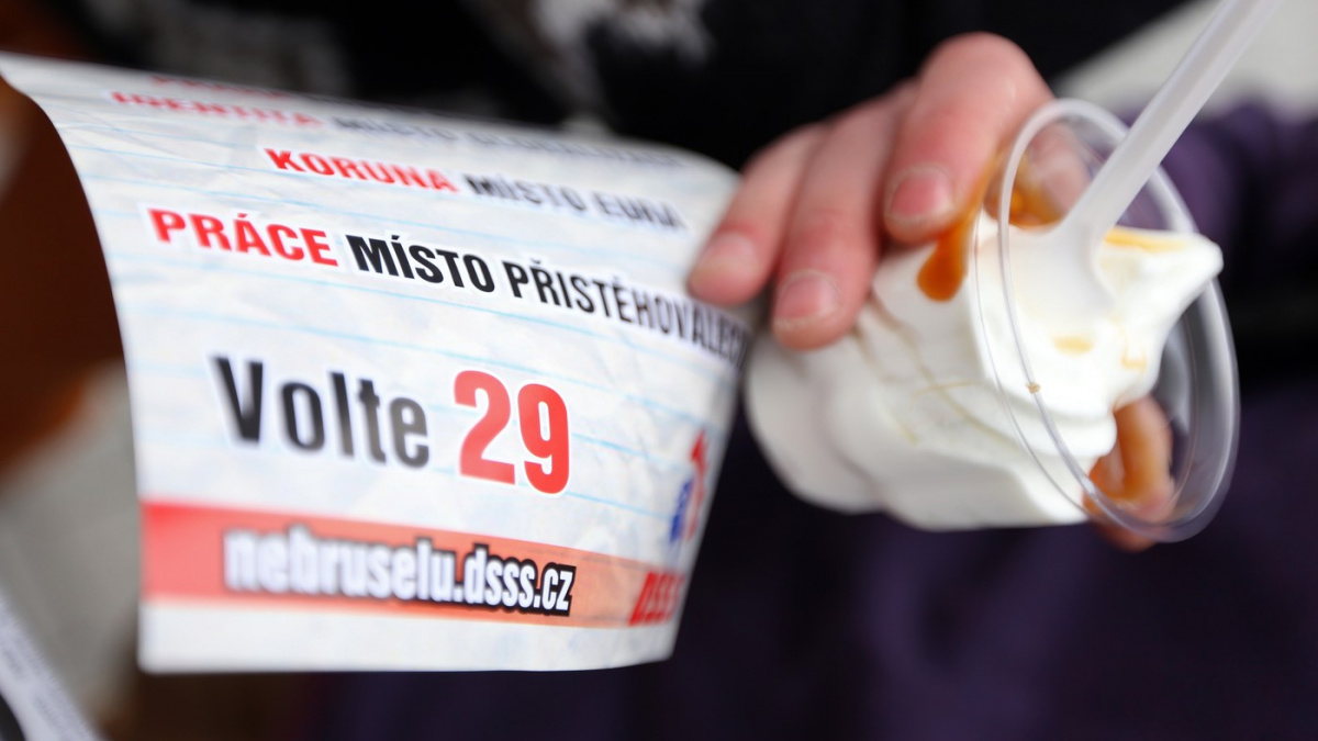 ČSSD uzavřela v Duchcově koalici s neonacisty. Sobotka chce tamní buňku zrušit