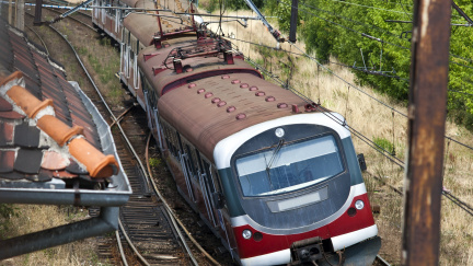 Hlavní železniční tah mezi Prahou a Kolínem stál 3,5 hodiny. Vykolejila drezína