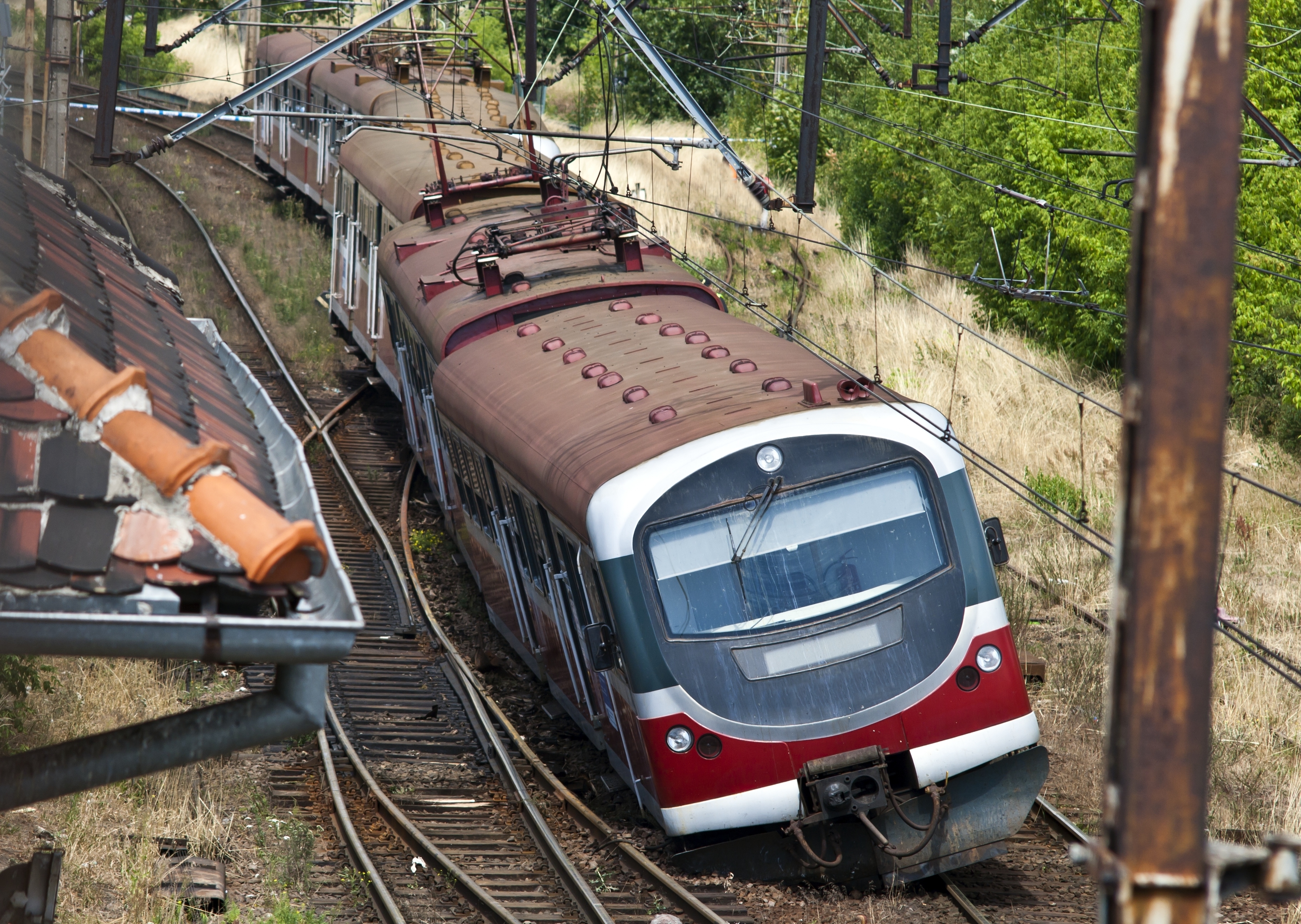 Hlavní železniční tah mezi Prahou a Kolínem stál 3,5 hodiny. Vykolejila drezína