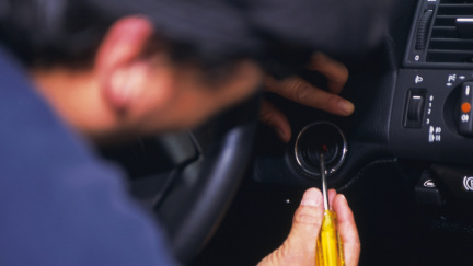 Policie dopadla gang lupičů aut. Před zatčením jim kradla vozidla a vracela majitelům