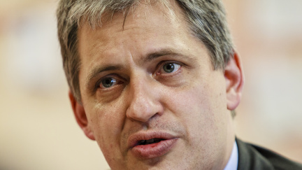 Dienstbier proti Zemanovi: neučme se od Číny