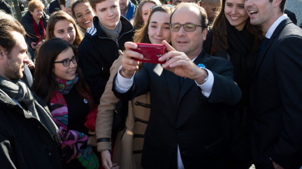 Proti Hollandovým odpůrcům zasahoval vojenský vrtulník