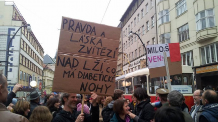 Aktualizováno: Proti Zemanovi protestovaly tisíce lidí. Gaucka trefilo vajíčko