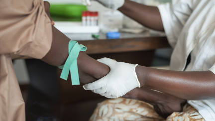 Aktualizováno: V lednu začnou vědci v Africe testovat novou vakcínu proti ebole, zatím vypadá nadějně