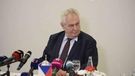 Zvýšení platů poslanců o 14 procent je nenažranost, prohlásil Zeman