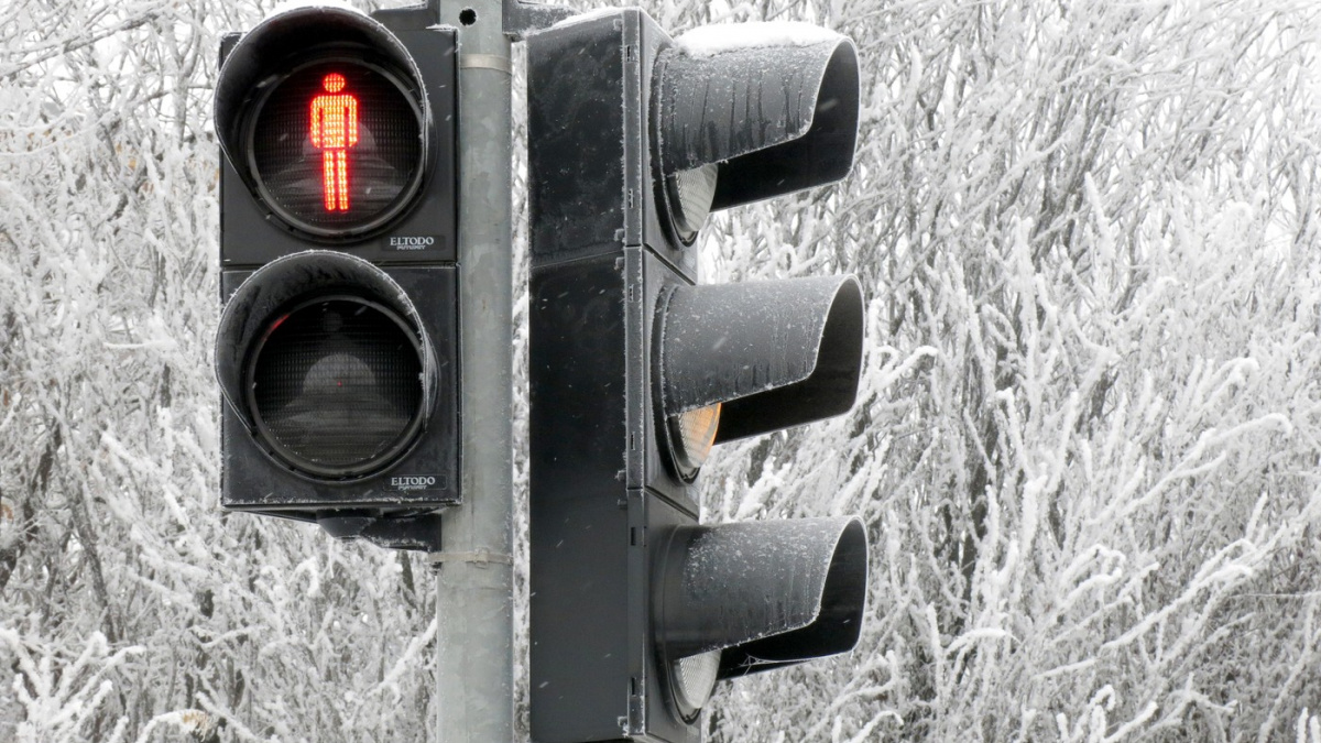 Dopravní kolaps. Vlaky nevyjely, tramvaje stojí, náhradní autobusy nestíhají