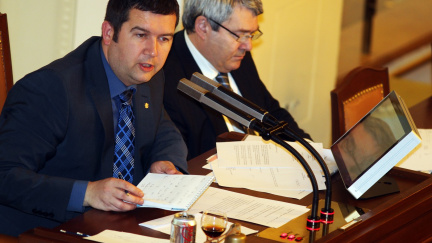 Poslanci si nakonec zvednou platy o tři procenta