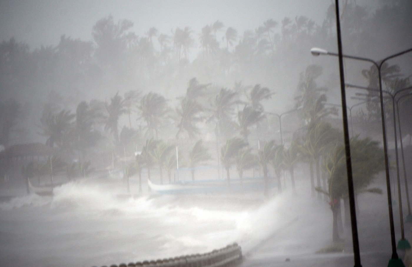 Tajfun Hagupit na Filipínách slábne