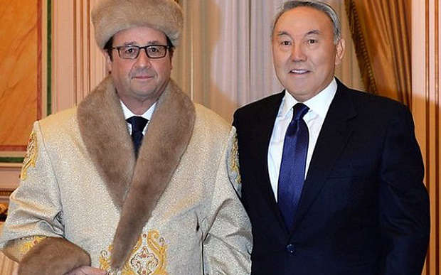 Francouzský prezident Hollande dostal od kazašského protějšku Nazarbajeva pěkný kožich