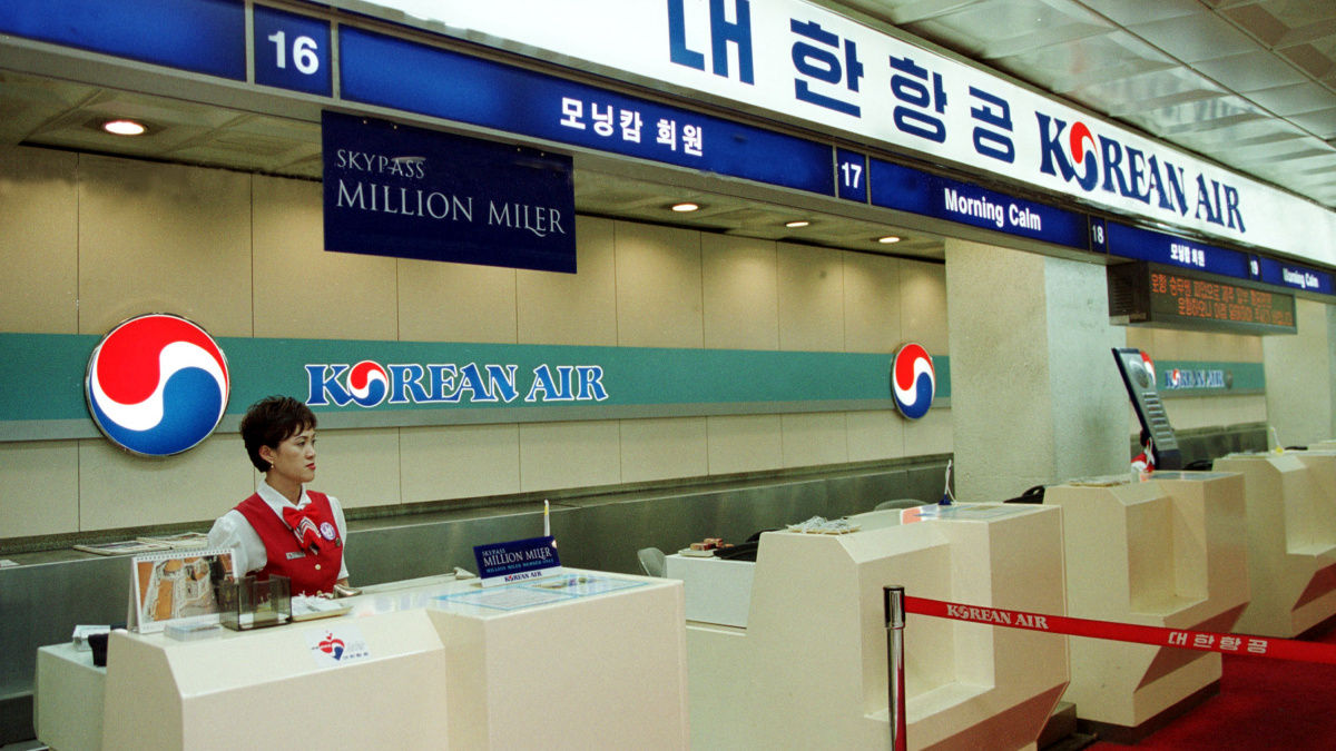 Dostala oříšky v sáčku místo na talířku, zastavila start letadla a vyhodila z něj letušku