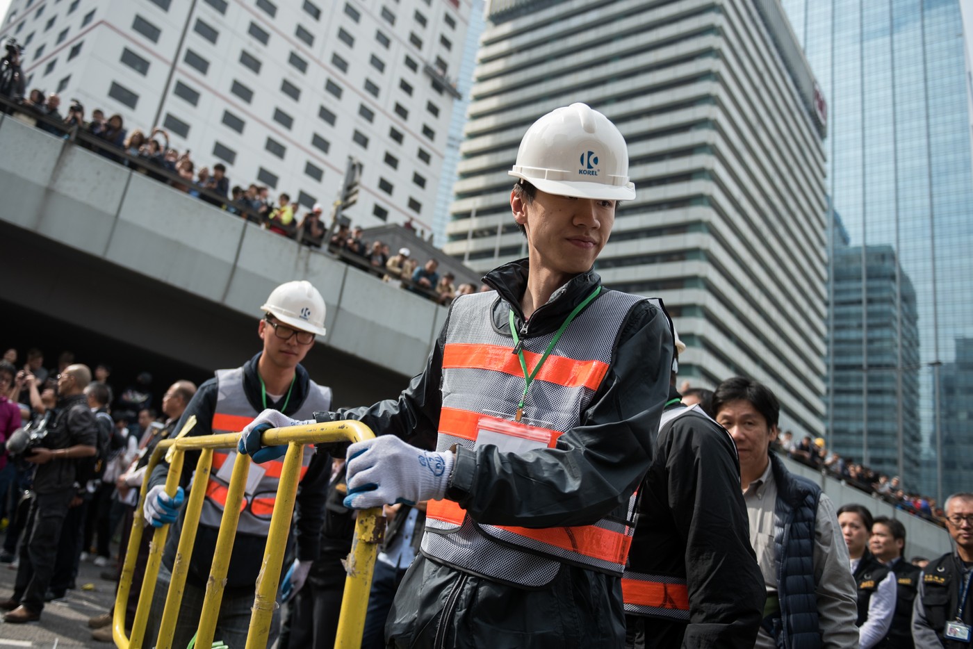 Hongkongská policie začala rozebírat barikády demonstrantů