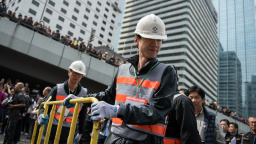 Hongkongská policie začala rozebírat barikády demonstrantů