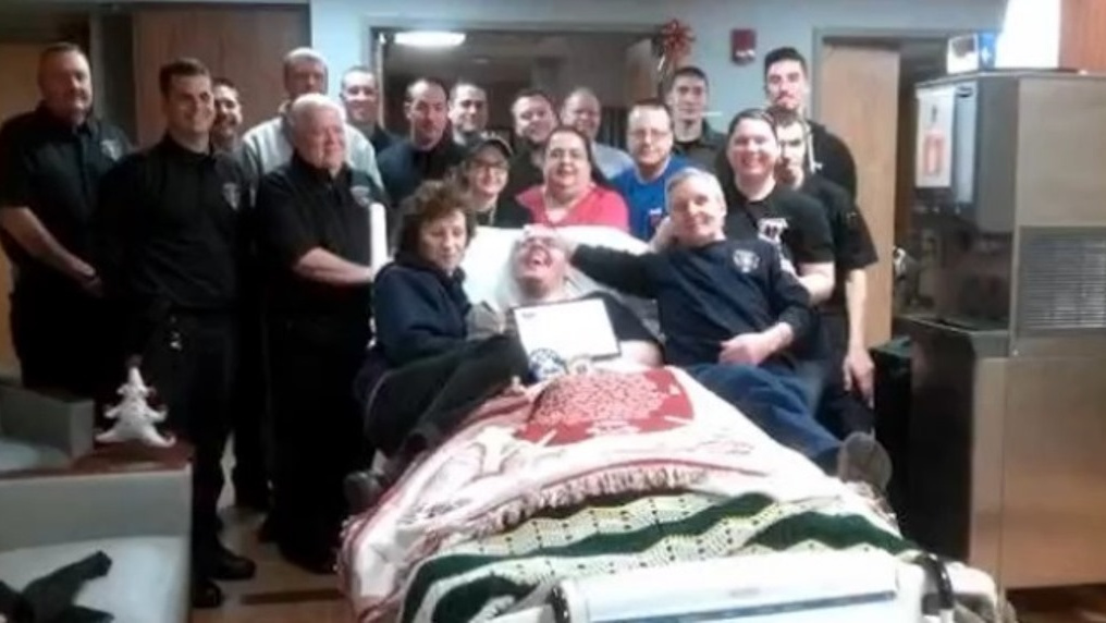 Hasiči posílají nášivky umírajícímu chlapci. Plní mu vánoční přání