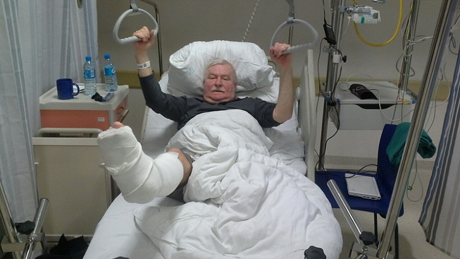 Polský exprezident Walesa si u kostela zlomil nohu