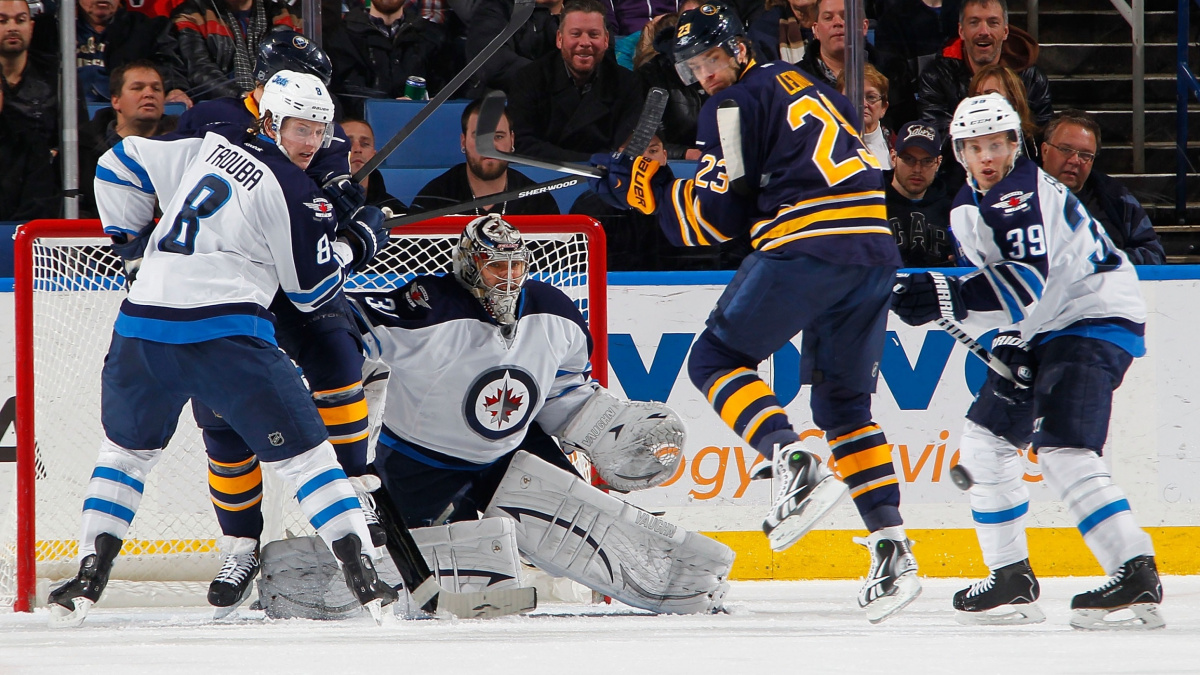 Souboj českých gólmanů v NHL ovládl Pavelec, zazářil i Frolík