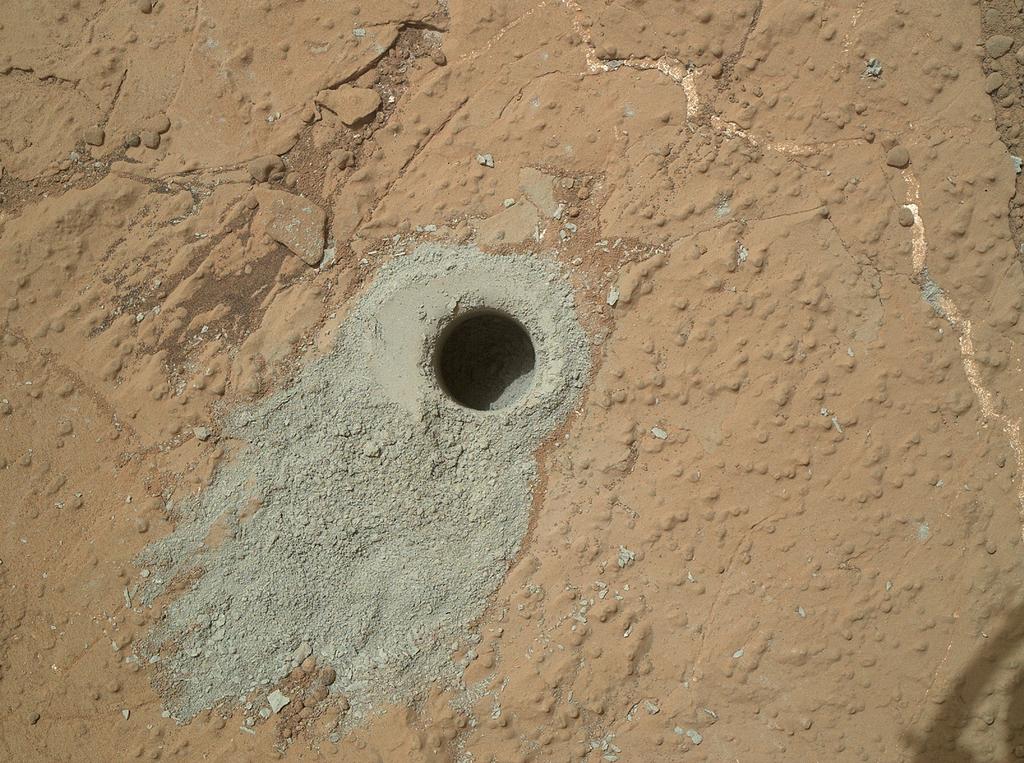 Důkaz života na Marsu? Curiosity naměřilo metan a vykopalo vzorky s uhlíkem