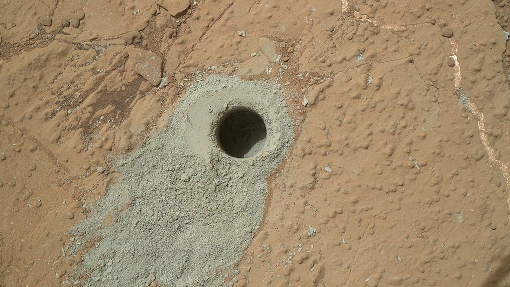 Důkaz života na Marsu? Curiosity naměřilo metan a vykopalo vzorky s uhlíkem