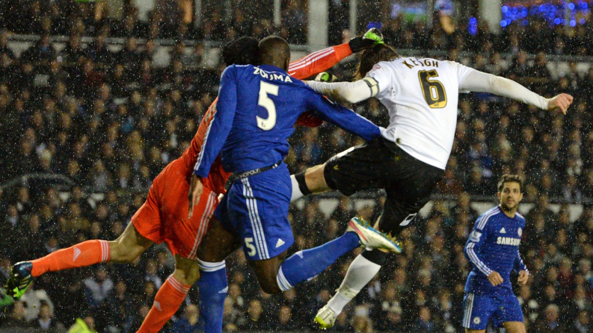 Čech po ošklivé srážce děkoval helmě, spoluhráč byl chvíli v bezvědomí