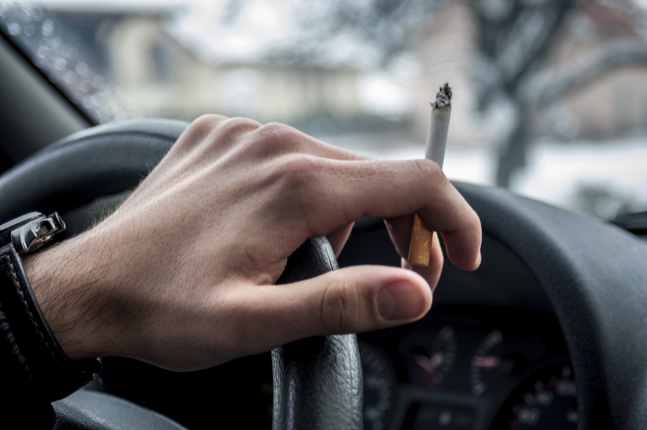 Británie chystá přelomový zákon. Zakáže kouření v autech vezoucích dítě