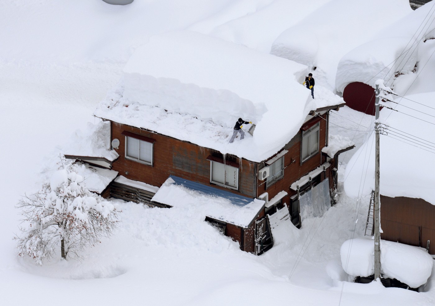 Japonsko zmizelo pod sněhem. Bouře zabila 11 lidí