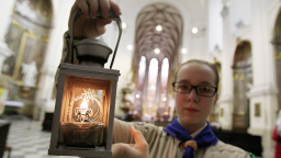 Do Prahy dorazilo Betlémské světlo, v sobotu ho skauti rozvezou po Česku