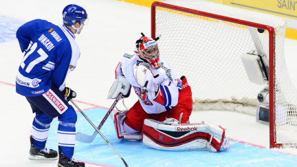 Hokejisté čekají na výhru dál, Finsku podlehli po nájezdech