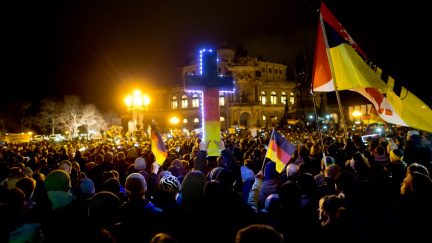 Proti islamizaci protestovaly v Německu tisíce lidí, další tisíce demonstrovaly proti nim