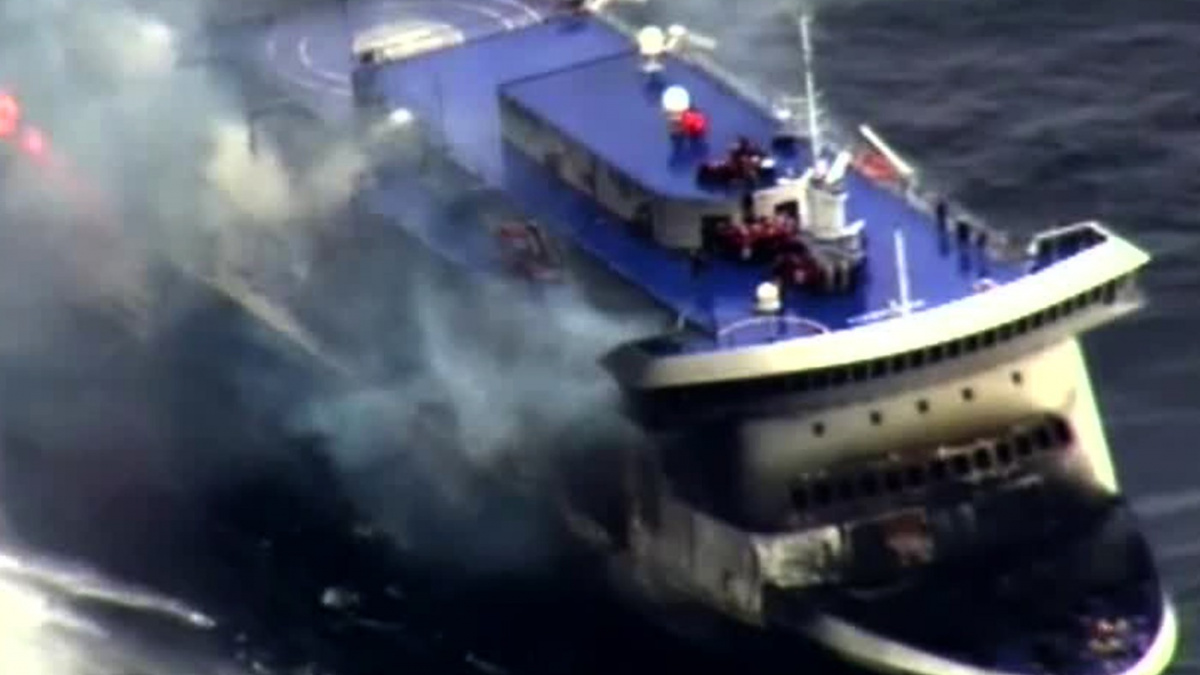 Během požáru na trajektu zemřelo osm lidí, další lidé se pohřešují