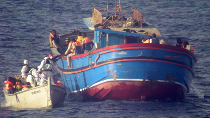 Aktualizováno: Do Itálie dorazila loď s 450 uprchlíky, kterou opustila posádka