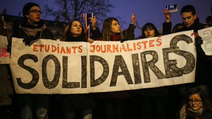 Aktualizováno: V Paříži stále neklid. Znovu se střílelo, policistika zemřela