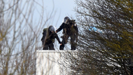 Aktualizováno: Výbuchy, střelba a kouř. Francouzská policie zaútočila na atentátníky, oba zabila