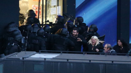 Francouzské drama v přímém přenosu. Útočníci jsou mrtví, strach zůstává