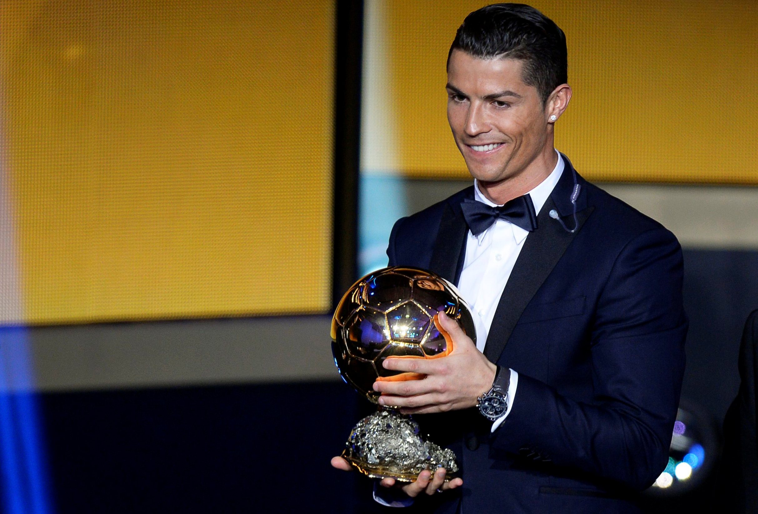 Fotbalovým králem zůstává Ronaldo! Zlatý míč získal potřetí