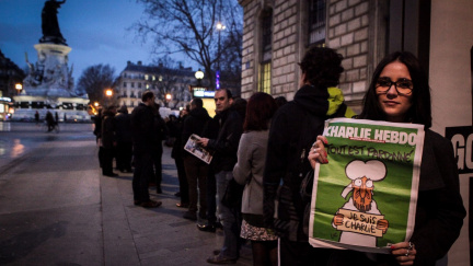 Aktualizováno: Charlie Hebdo se ve Francii vyprodal během chvíle. Objeví se i na českých pultech