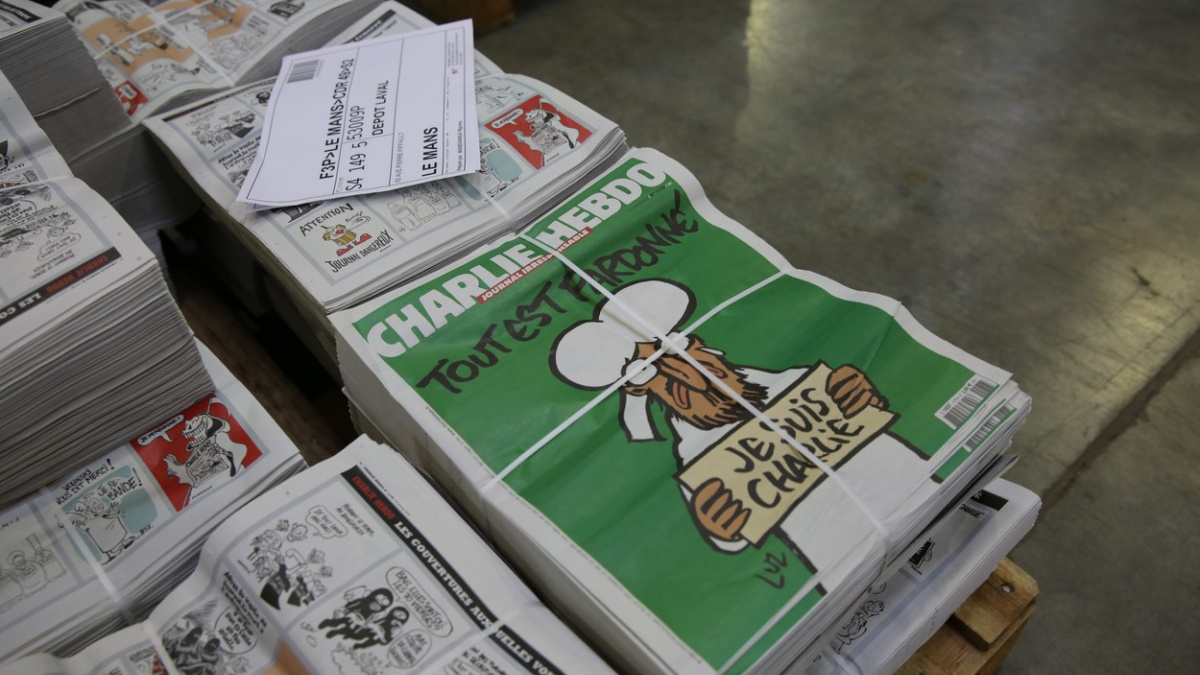 Charlie Hebdo dorazil do Prahy. Vyprodal se během pár minut