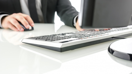 Žena vysoudila miliony za to, že policie zneužila její Facebook