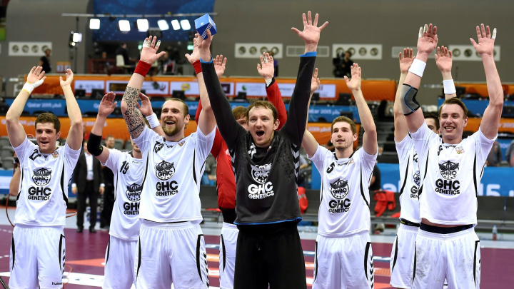 Házenkáři rozdrtili Island a udrželi šanci na postup