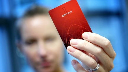 Další trestní oznámení za opencard, Praha chce zpět papírové kupóny