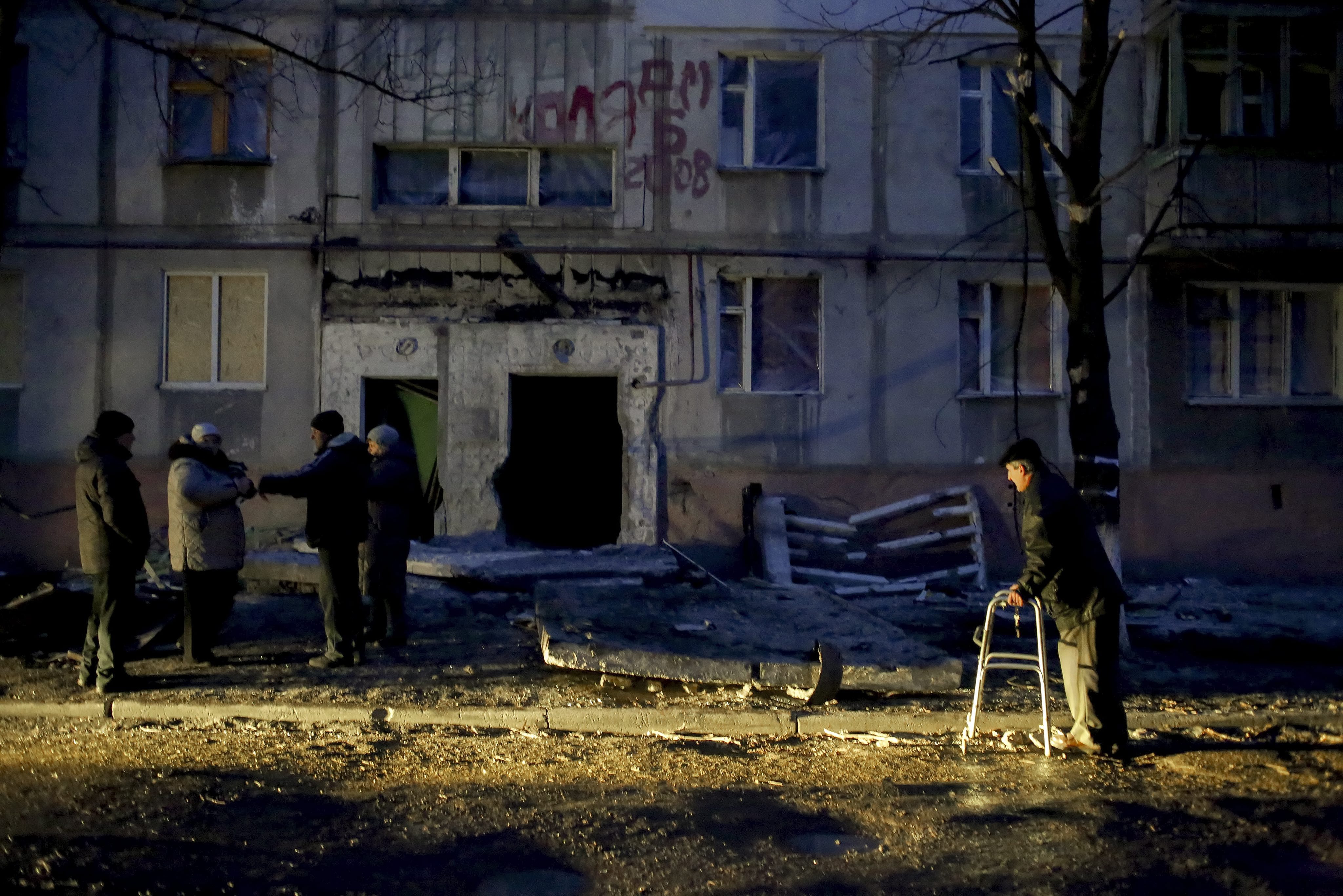 Východem Ukrajiny dál zmítají tvrdé boje. Rusku hrozí odpojení od SWIFTu