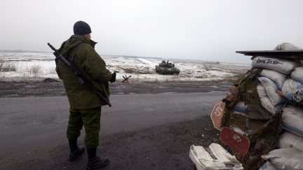 Donbasem otřásají dělostřelecké přestřellky. Mrtví přibývají