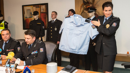 Křivé boty a nekvalitní košile. Policie reklamuje uniformy