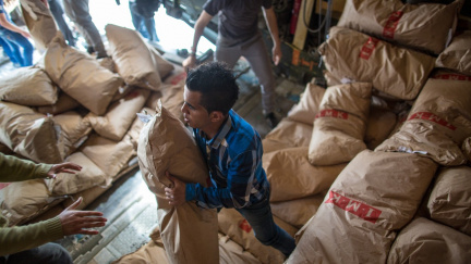Islámský stát vydává humanitární potravinové balíčky za své