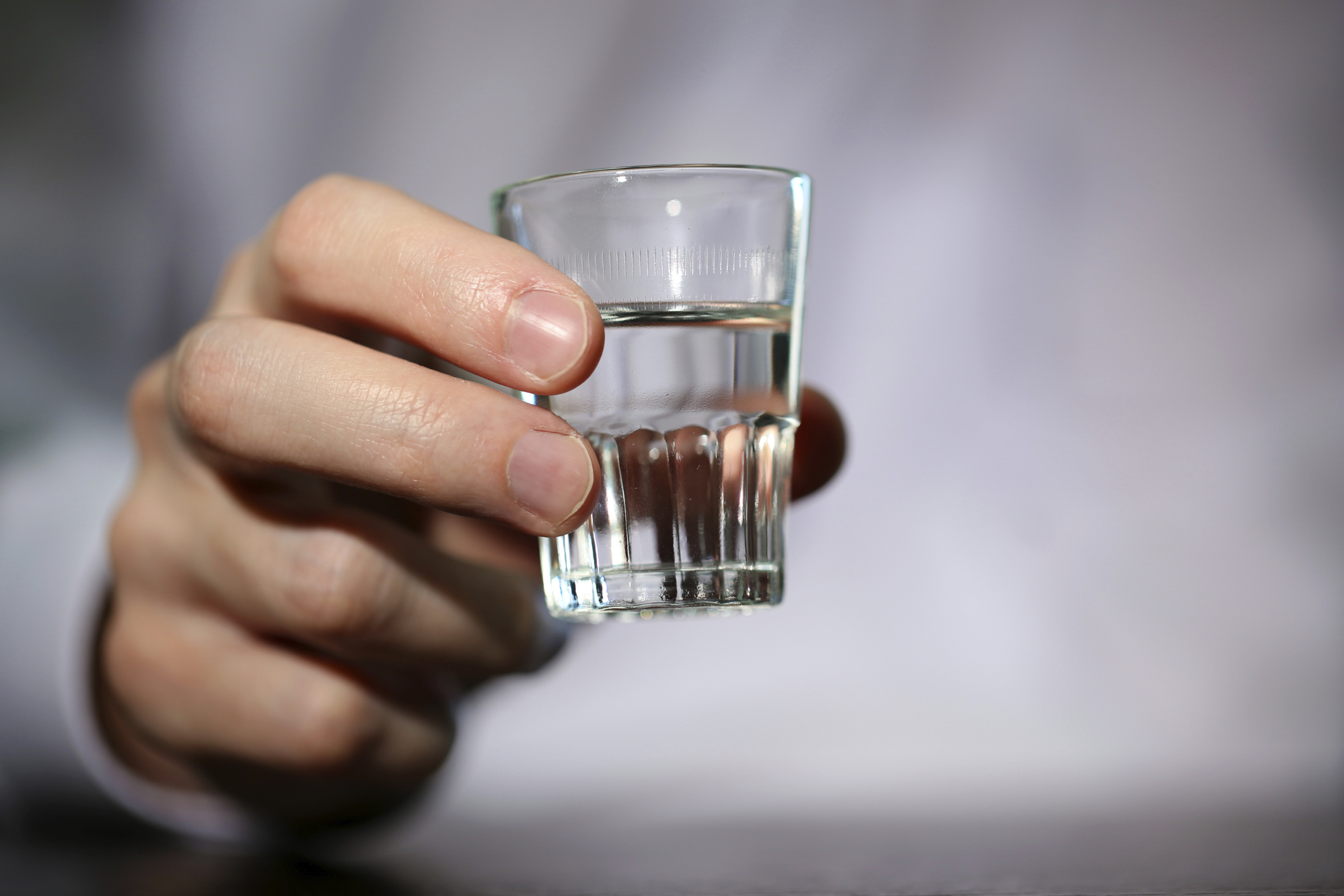 Rusko snížilo kvůli pančovanému alkoholu cenu vodky