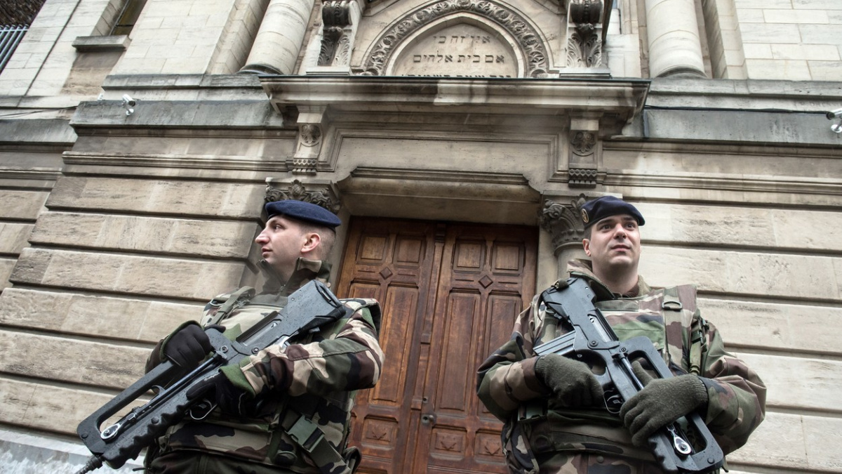 Muž ve Francii zaútočil nožem na vojáky před židovským centrem