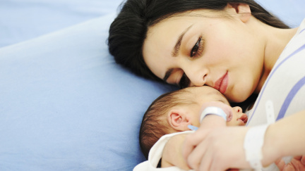 Britští poslanci posvětili 'vznik' dětí ze tří DNA