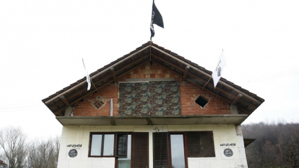 Bosenská policie zasáhla kvůli vlajkám IS. Jenže ty už tam nebyly