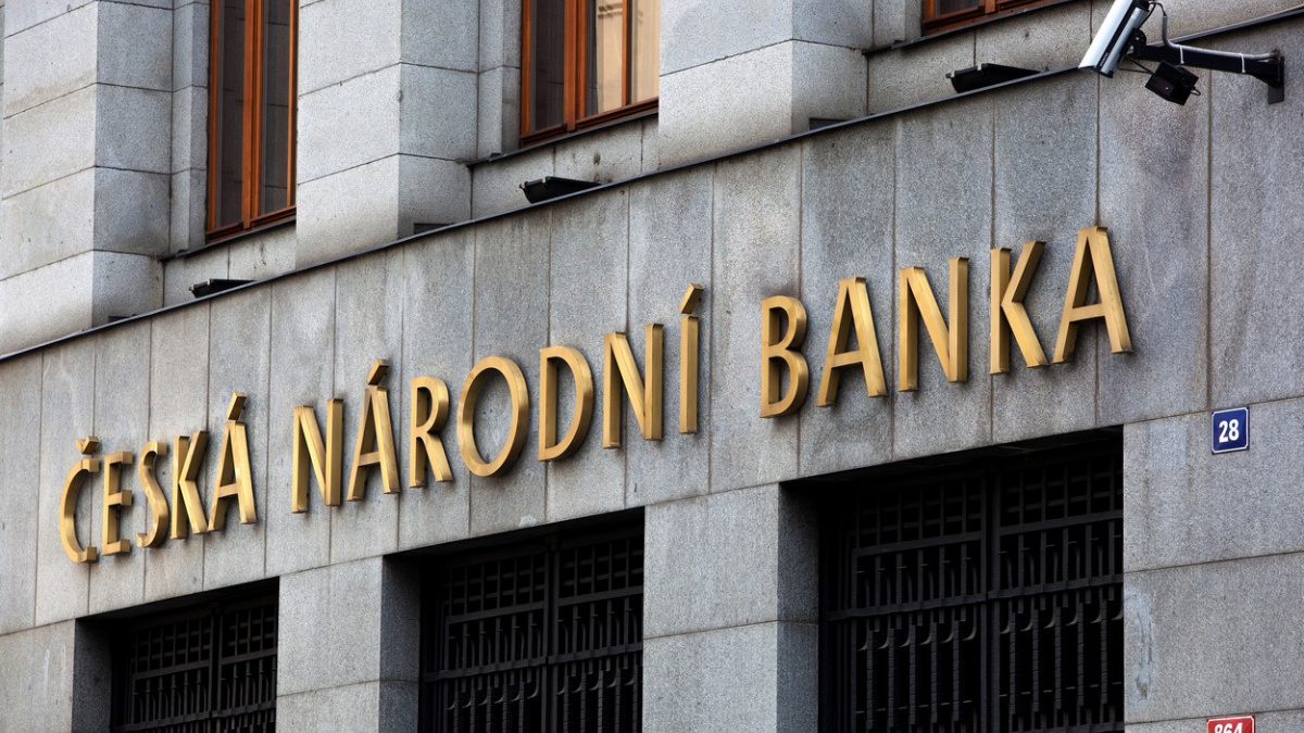 ČNB by měla upozorňovat na problematické pojistky, navrhuje místopředseda Senátu