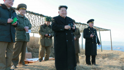 Kim Čong-un si trénuje odpalování raket určených k ničení lodí